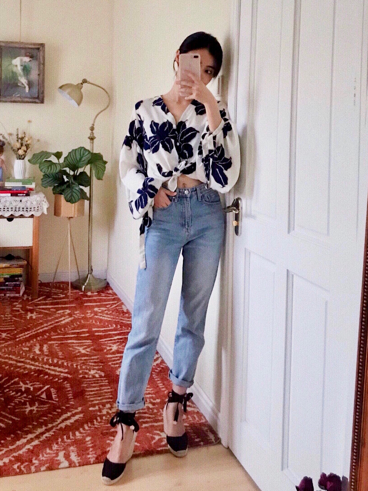 #印花怎么穿#
💙印花上衣：KOMILINE
💙浅色牛仔裤：卓蔻
💙深蓝色阔腿裤：maji独立原创设计
💙黑色坡跟绑带凉鞋：COSTANER carina

印花上衣真的很容易穿不好，所以印花的选择尤为重要！
这款上衣采用了大面积的深蓝色水墨花朵印花，中式&日式结合，可以称得上“低调的奢华”；领口的设计非常简洁，微微漏出锁骨；袖口的绑带设计可以随意调节，举手投足间展现小心机；面料是轻薄的雪纺，单穿或者作为防晒衣都没有问题。我会选择同色系下装进行搭配，不管是浅蓝色牛仔裤或深蓝色阔腿裤，都能完美配合。下装要领——Less is more💙