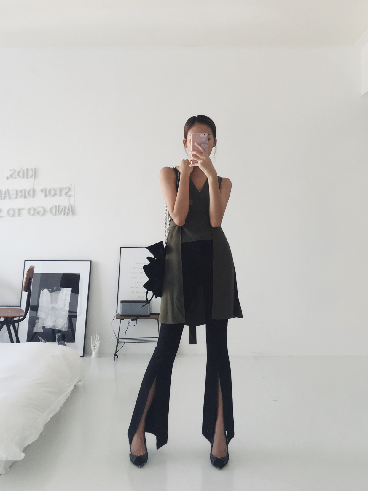 Maliyah daily look | 小麦肤色怎么穿

身高171cm 体重48kg 穿m码

就喜欢这样有设计感的衣服
前短后长的设计
两边的绑带可以往后绑显瘦
不绑也可以 宽松随意
配上开叉阔腿裤
成熟不失<strong>时尚</strong>感

上衣购于实体店
阔腿裤购于实体店
<strong>包包</strong>：Charles & Keith
鞋子：Pedder Red