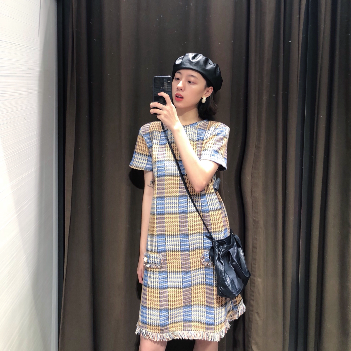 Zara试衣间|黄蓝色格子袖子下摆撕边～小香风👗

👗
货号：1131335090
价格：199

价格也不算昂贵～料子蛮好的～是有一些厚度感的，颜色拼接的很好看❤️