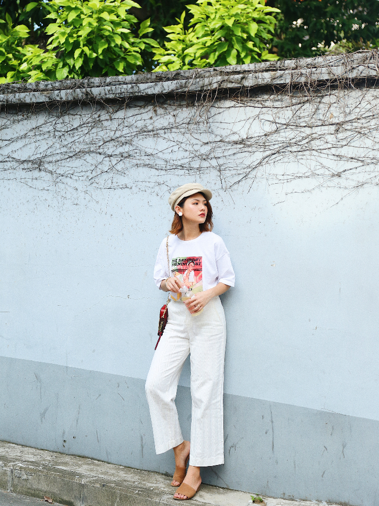 莫名的喜欢白色⚪️夏天看起来特别清爽。​​​这是一套适合逛街的look，休闲的T和裤子搭配了帽子增加了少女感！利用身边的小配饰或帽子，可以让整体风格更特别哦！

✨T恤：妖精的口袋 

✨帽子&裤子：Zara 

✨鞋子：Newlook 

✨包包：marc jacobs