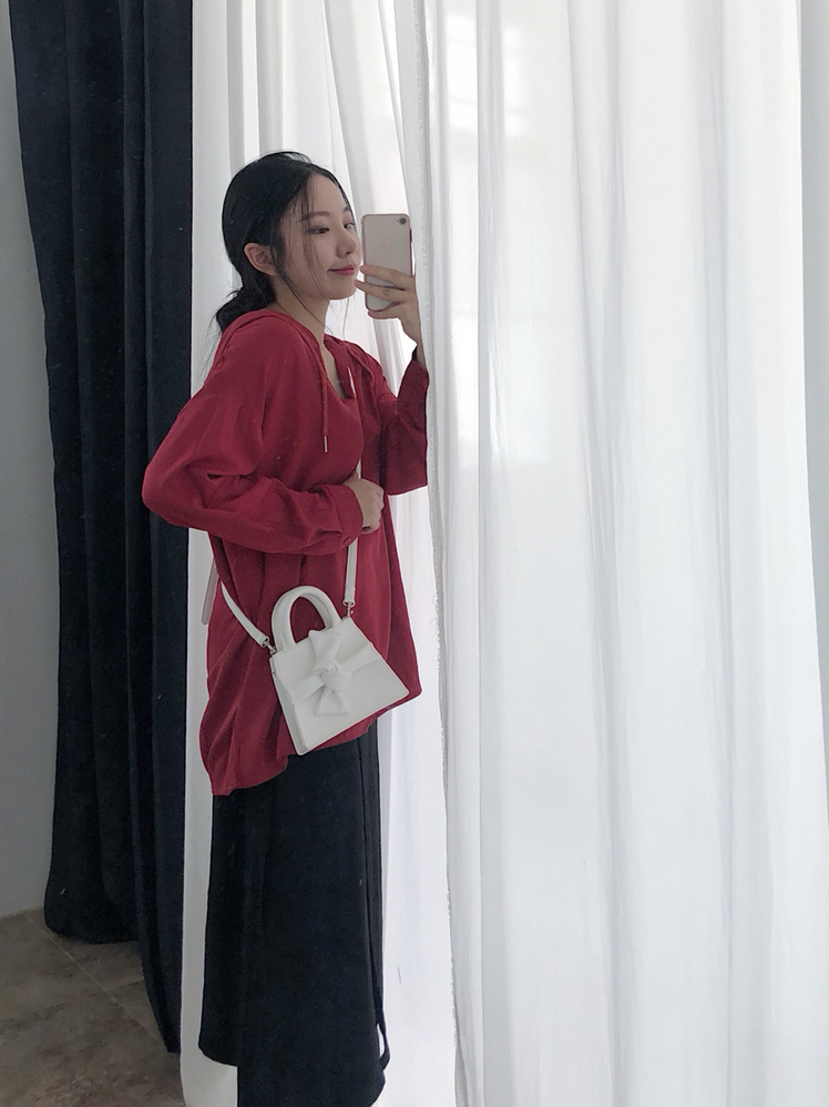 早秋搭配 | 卫衣+ 半身裙
模特 身高160 体重45kg

真心是被颜色美到了
两个颜色都很好看显白显嫩
薄棉的材质上身清新透气
连帽的设计够减龄
卫衣是早秋不能缺少的减龄单品
夏天看T看够了拿到这样的款就觉得好惊喜
宽松的版型适合各种身材的菇凉们
长袖的设计 宽宽松松的版型 就这么友好
微胖界的仙女们也照样可以随性又时髦
因为是纯色的所以搭配各种下装都好看