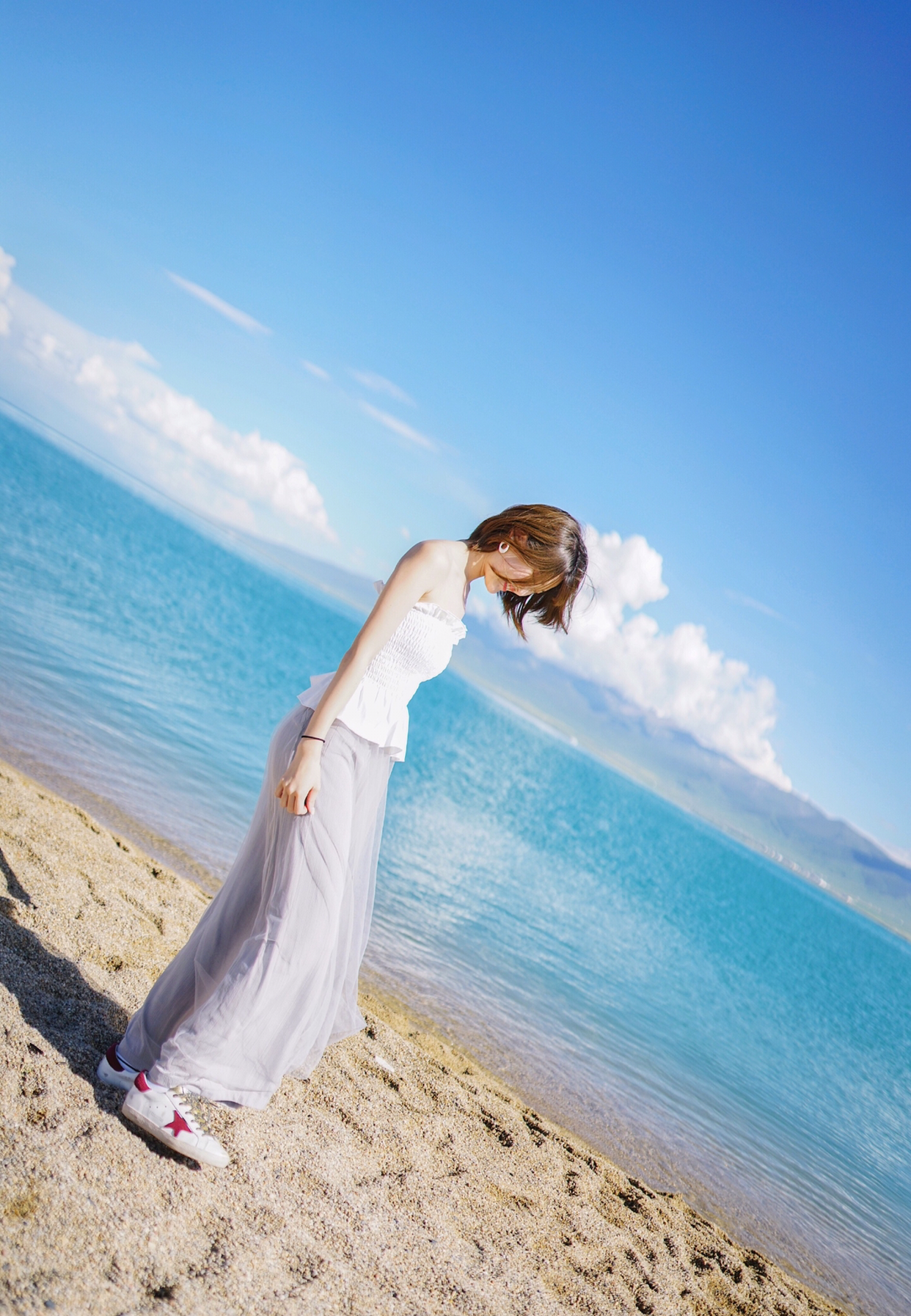 lilianslook 青海存图！
那天开完会跟日韩友人们一起
坐船到青海湖中间的岛上 
四面都是蓝色 像大海一样
还<strong>有</strong>五分钟就<strong>要</strong>集合走了
我把相机递给师姐‘随便摁就行’
结果就是没来得及调<strong>光</strong> 
都过曝了