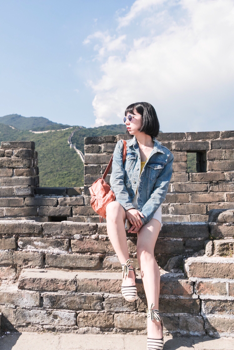 #不一样的游客照#
时髦旅拍look：
🌸时至假日，怎样才能在芸芸游客中脱颖而出？我的一个秘诀是百搭单品巧妙组合，用牛仔短外套搭配清新白色，形成蓝白色基调，内搭一件提亮的糖果色针织内搭。
🌸在总体蓝白黄的基调上，配饰中选择了粉色墨镜形成小面积撞色，搭配了度假风绑带草编鞋和实用性非常高的真皮双肩包，做最时髦的度假Girl～