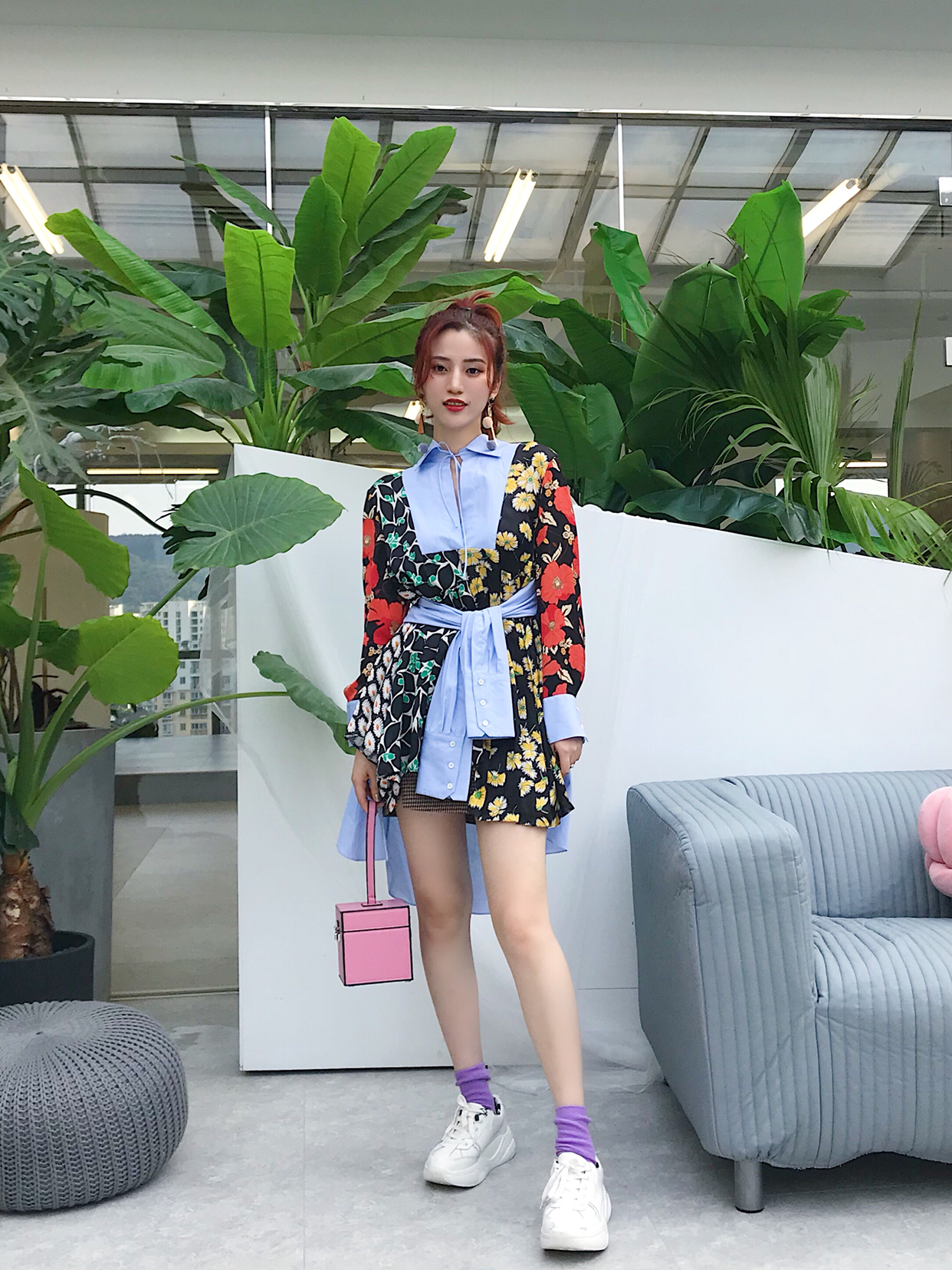 设计感十足的ZARA印花衬衫裙🌟|袖子可以绑腰部的假两件

上衣：ZARA
价格：💰559
货号：8326785400
码数：S码
鞋子：ZARA
价格：💰499
这件衬衫裙 我有168也可以当裙子穿呢 当然里面要穿安全裤！总共有4个袖子 蓝色衬衫袖子就是用来绑在腰间 假装富人休闲时挂在腰间的衬衫look设计 慵懒的高级感hh印花也是好看的很 <strong>搭配</strong><strong>老爹鞋</strong> 完美
#MOGU Studio##OOTD##Zara新品##度假这样穿就赢了#