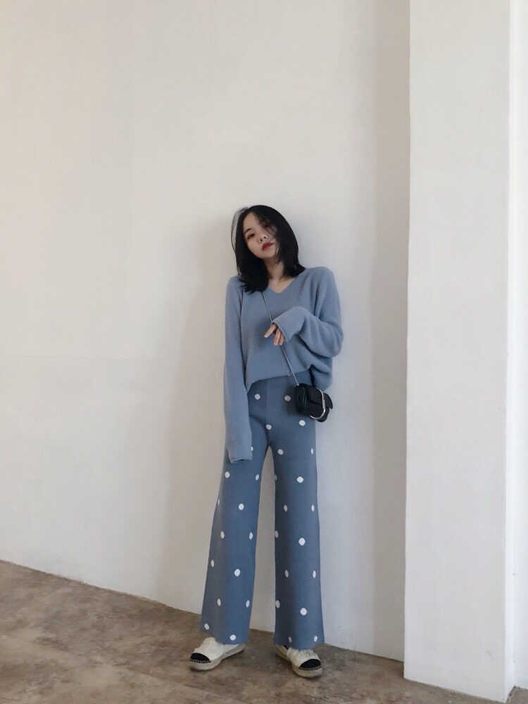 #拒绝秋冬臃肿##我的秋日穿搭#
这套一看就会喜欢的穿搭
蓝色V领<strong>毛衣</strong>+ 蓝色波点针织裤 回头率蛮高的～
<strong>毛衣</strong>面料是特别软的兔绒面料
穿上身有200个赞都不够 超级舒服～
颜色也是炒鸡好看
<strong>搭配</strong>同色波点的针织休闲裤
<strong>裤子</strong>可以穿到大冬天 很厚实！
波点也是今年的百搭元素 
不管怎么穿搭都看起来很耐斯

