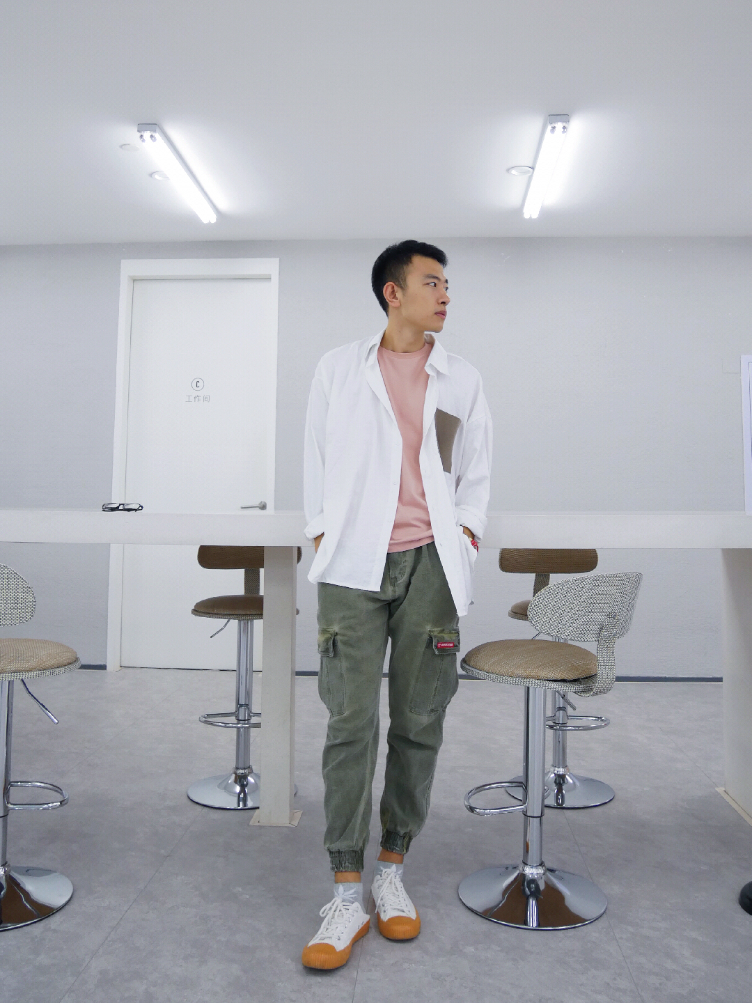 #OOTD##MOGU Studio#
文艺风与工业风的混搭也有不一样的效果
简单宽松版型白色衬衣<strong>搭配</strong>超酷的<strong>工装裤</strong>
也是超棒超 
衬衫一定要选择宽松的 修身的一定不要<strong>搭配</strong><strong>工装裤</strong>
选择修身衬衫的话整体效果就像是一个金字塔 上面小 下面大 不太好看
所以 衬衫的选择尤为重要
里面再<strong>搭配</strong>纯色打底T恤
一套简单的混搭风就完成了🧐