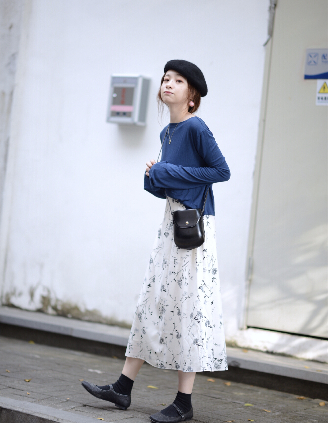 #OOTD# 白色碎花半身裙飘逸又少女 蓝色t恤垂感十足 超长袖设计给衣服增添随意感 贝雷帽、斜挎包和菱格鞋子的黑色互相呼应 十分协调  还<strong>有耳</strong>间的粉色小毛球耳环 真的是少女心爆棚阿#软萌粉色##碎花单品##黑色贝雷帽#