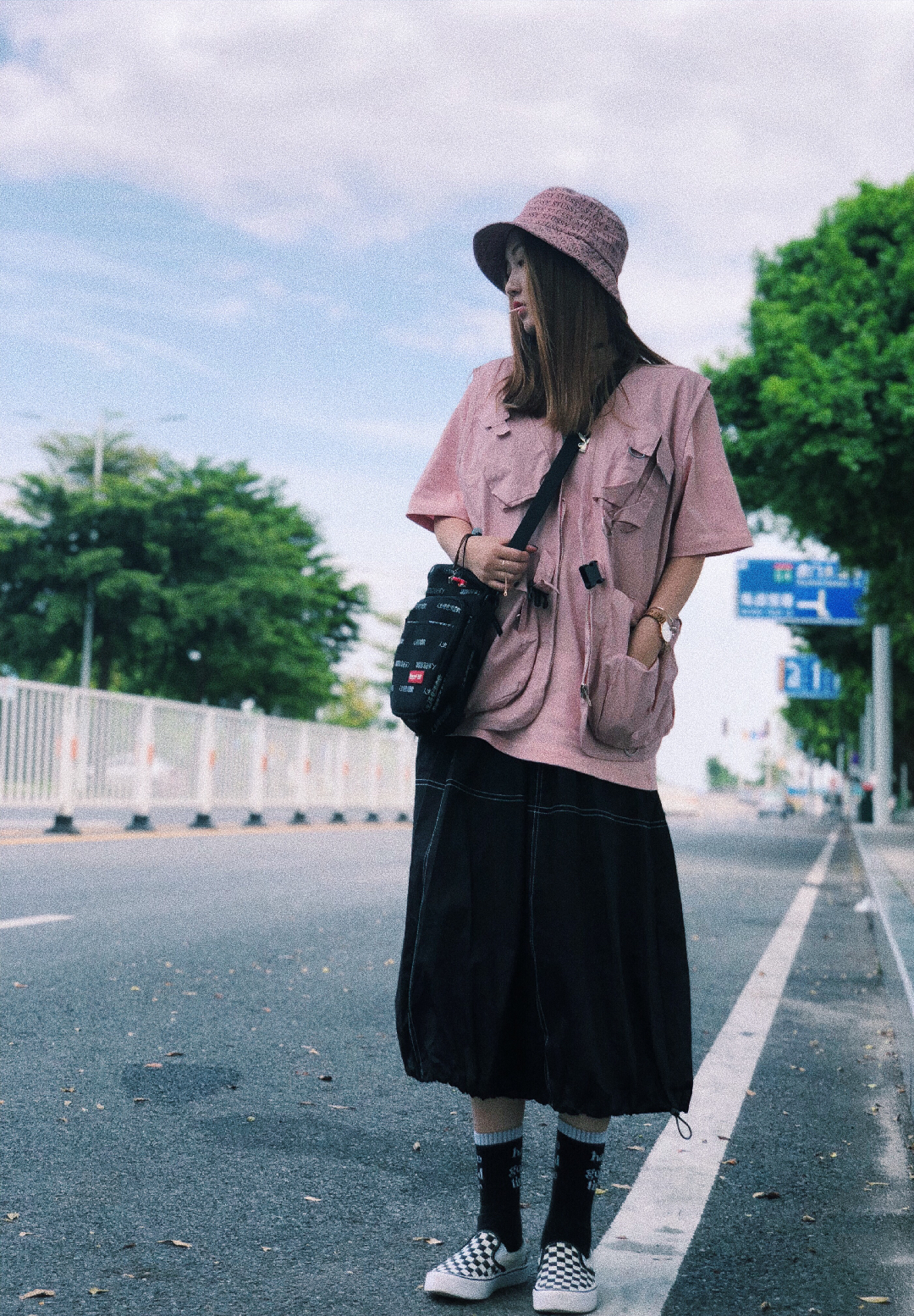 #Yona look#对黑色搭配粉色真的是最爱了
粉色的T套一件粉色的战术背心
帽子选择粉色 上半身都比较粉嫩
袜子呢是品牌have a good time
鞋子的选择是黑白色
这样下身就是黑色的
着重说一下战术背心 战术背心女生穿的话会更酷
也可以搭配裤子或者半身裙
这一套出去郊游啊 踏青啊 都是蛮适合的




