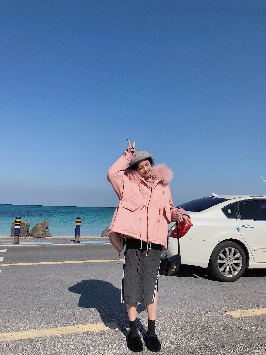 ☃️☃️怕冷的你早就急不可耐里三层外三层了吧💖可时髦星人早就用一件棉衣轻松凹造型呢！
毕竟在寒冷的秋<strong>冬季</strong>节🔥一件暖暖的棉衣才对你胃口哦！
🌟区别于派克大衣一贯酷帅的感觉🌈棉花糖色的棉衣配上蓬蓬的貉子毛领，更多的是软萌的感觉🐣
鼓鼓的帽子堆叠在背后🦄看着就感觉格外温暖，戴着帽子防风凹造型也特妥帖🌱
宽松的版型在腰间设计了抽绳，收拢腰身适当凸显腰线🍓衣摆的位置也做了简单的开叉与抽绳
<strong>搭配</strong>同样粉色的高领毛衣🎀萌炸了的少女心呀！
🔆用黑色的针织半身裙和毛毛鞋降低整的饱和度，看着会更加舒适哦~
#晒单我的双十一##我的11.11种草清单##丢掉黑白灰，来一剂撞色调味##怎么大风越狠，我裙摆越浪##派克外套##粉色#