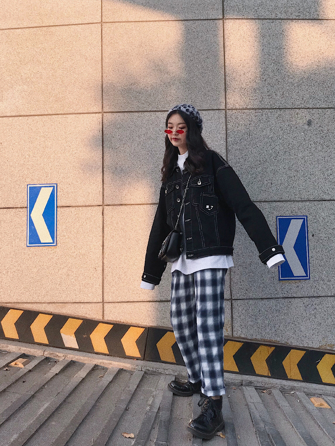 #马丁靴+牛仔裤，超模都爱这么穿#
现在入冬还不算冷 黑色牛仔明线牛仔服 配一个小高领白色打底 真的是又暖和又酷🆒打底选择oversized一点哒 领口袖子下摆都漏出一小节是今年的流行趋势呐 再配上今年火了的红色墨镜🕶️戴上一顶豹纹帽 简直是酷女孩和性感女孩的碰撞 一般的搭配是配个直筒牛仔裤 我偏不😕配了一条格子裤 显得混搭有视觉冲击 再加上一双提升逼格的漆皮短靴 好吧好吧我最帅🤫
帽子：CUTECAT 
墨镜：MUMU GLASSES私人订制
内搭：csnc 码数：s
外套：csnc 码数：s
裤子：necy 码数：s
鞋子：Dr.martens 码数：39
