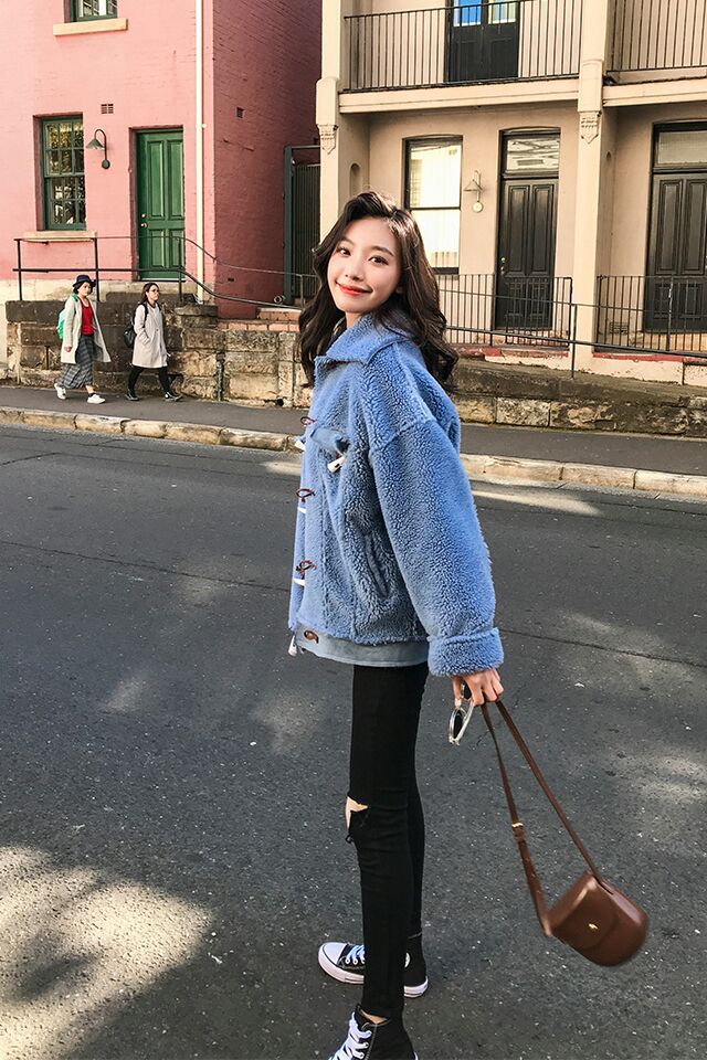 #这件毛绒绒，我能摸一天#这款羊羔毛圈圈外套，软软糯糯，可爱感爆棚。牛角扣设计青<strong>春</strong>减龄，小翻领设计很衬气质，把脸型也修饰地小巧Jing致又迷人，前侧翻盖大口袋，休闲又减龄不会显老气。学生党也可以完美驾驭，落肩宽松的版型，不挑身材，短款的款式不止高个MM穿好看，<strong>小个子</strong>穿也会显得很高挑。面料柔软舒适感强，绒绒的带有一点垂感。上身不会臃肿，重点是完全不会掉毛。两个色都很美，蓝色明亮干净，紫色温柔优雅。后背的印花图案给衣服加强了独特的设计感，关于<strong>搭配</strong>，上宽下窄的招数你们肯定也很会，再踩双小短靴，气场和时髦度就都出来了。