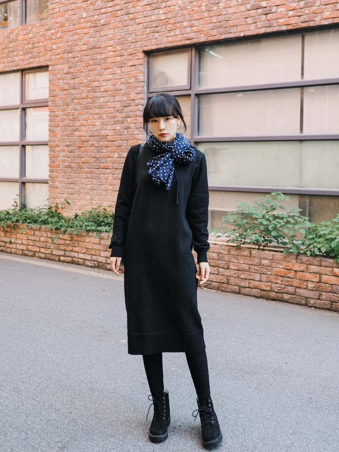 ADA穿搭日常||🔜今日all black!很显瘦<strong>的</strong>针织连衣裙，来自淘宝“<strong>夜</strong><strong>的</strong><strong>密度</strong>”虽然穿了一身黑但还是在围巾上选择了点缀。#今年<strong>的</strong>all black有点好看！##寻找最美女店主##我穿这样是为了搭围巾！##冬天没短靴还怎么造作#
针织裙：<strong>夜</strong><strong>的</strong><strong>密度</strong>
短靴：H&M