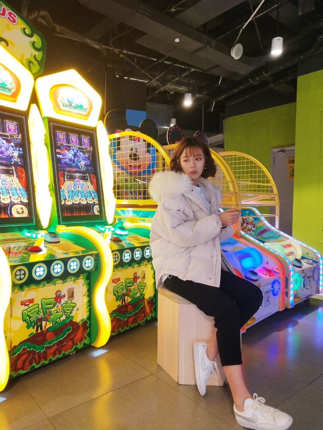 小个子必备 短款棉服
#“面包服”拒认时尚灾难！#
谁穿都好看的一件棉服让你赚足回头率
相信我这个高矮胖瘦都适合穿而且人人都可以穿出味道
厚度是可以过冬的棉服了真的炒鸡厚实的一款哈哈哈
宽松的版型不挑身材。上身舒适落肩设计遮肉又显瘦
连帽的设计大毛领装饰质感蓬松冬日阳光那般温暖又惬意
这款棉服第.一眼的感觉就很舒服前短后长的版型，上身自带美腻少女感
豆绿色实在太喜欢了这个颜色很特别不容易撞衫JUE对的吸睛
还有很温柔大方的杏色经典不过时的黑色
真的要强烈推荐给你们! !