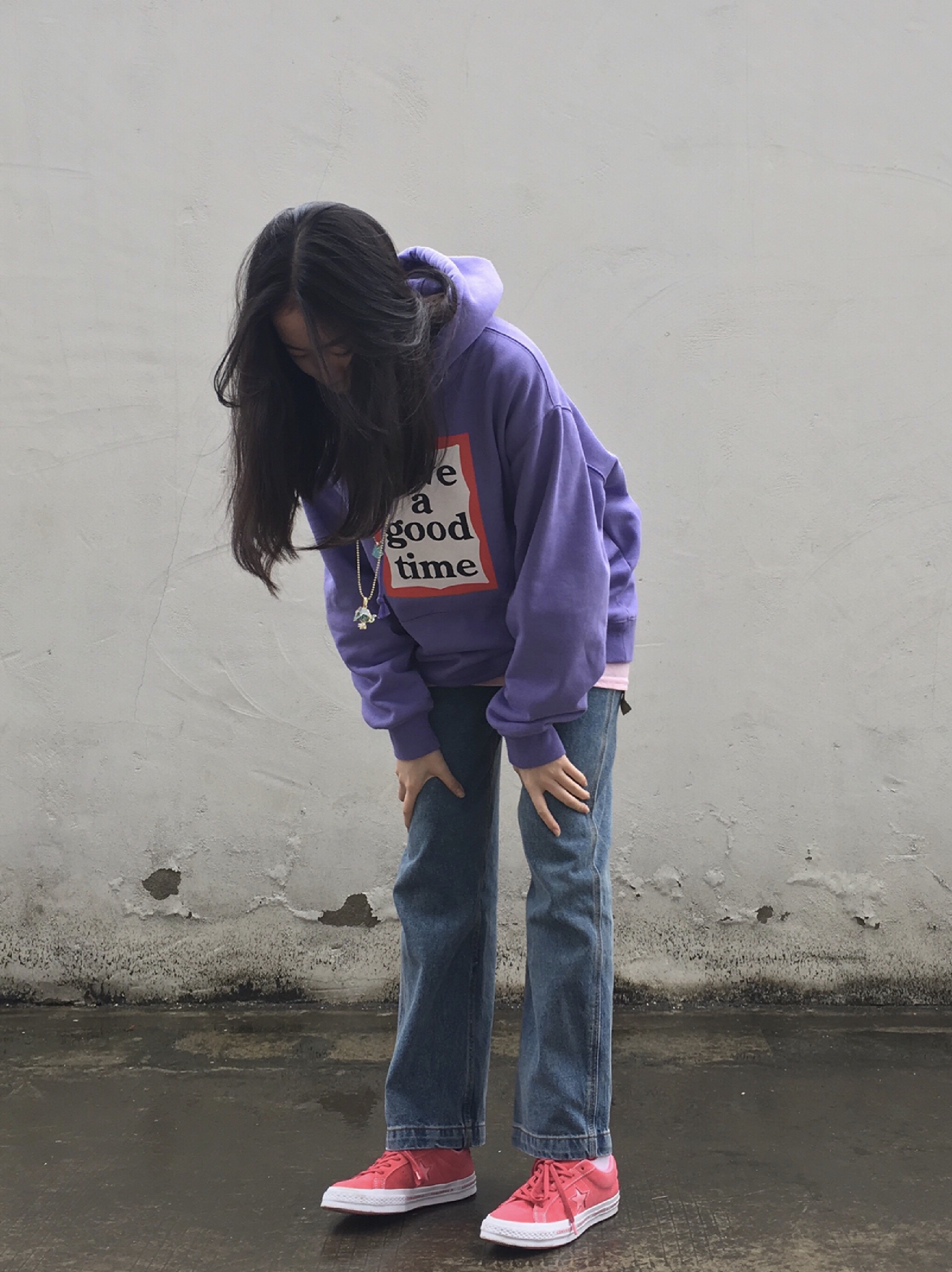 #我的十秒出街造型#
平时穿着最方便的就是卫衣啦 既保暖又百搭 早上只要一套就能出门 Have a good time这件是之前朋友在韩国买的👬非常暖和啦 而且紫色超级显白 这双converse我也是超爱❤️粉色超级正 强烈推荐一下这个项链 超级超级可爱的🐱🐱 我自己也买了好多这个品牌的衣服 可爱～