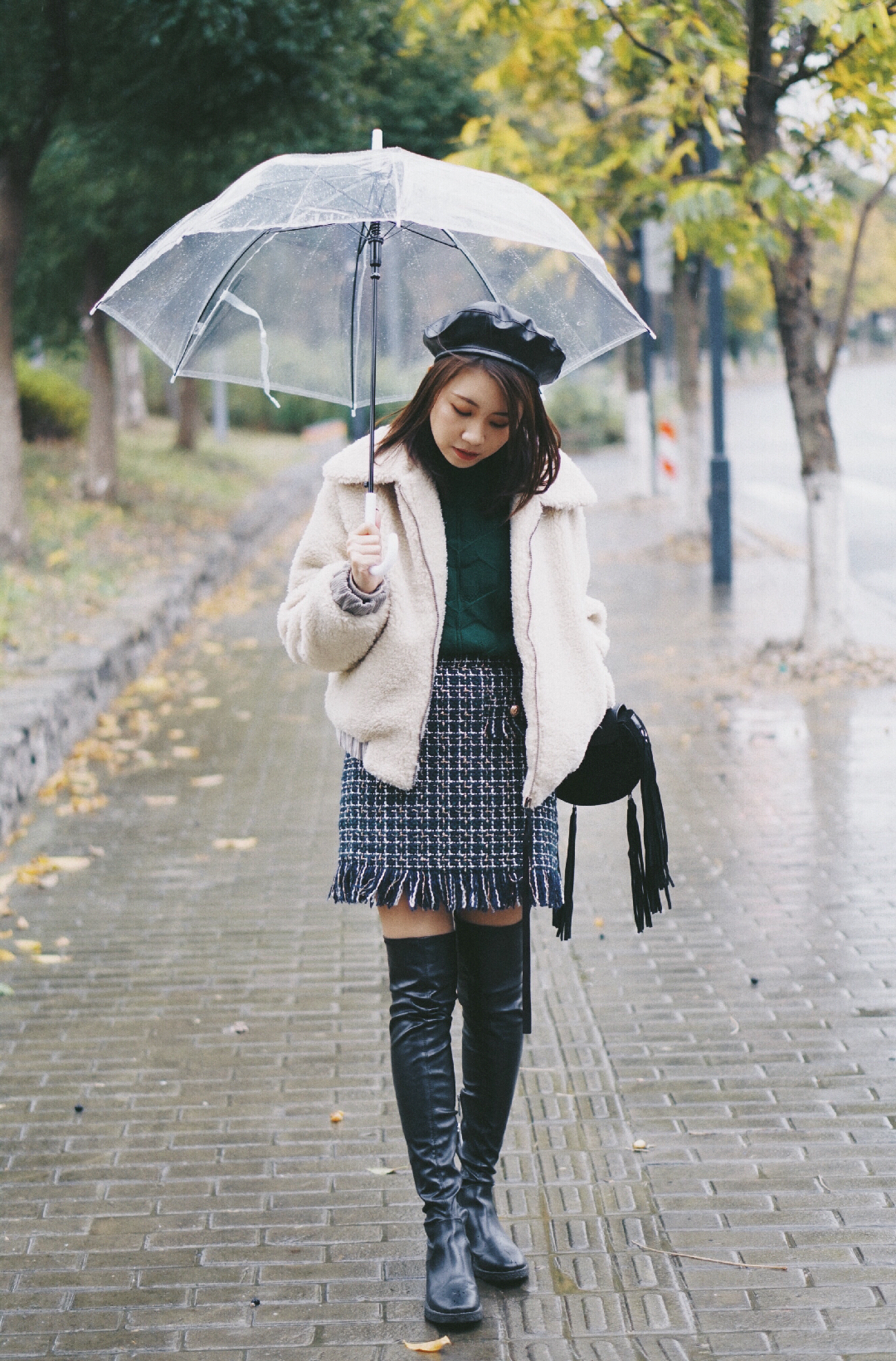 今天又是阴雨天☔️
选了这件羊羔绒外套，比较保暖
搭了一件墨绿色的毛衣，和墨绿色的毛呢短裙
包包的流苏和裙子的流苏有呼应
穿上一双过膝靴，戴一顶贝雷帽
走，出门约会去啦～
#我的专属暖宝宝：羊羔绒外套#
