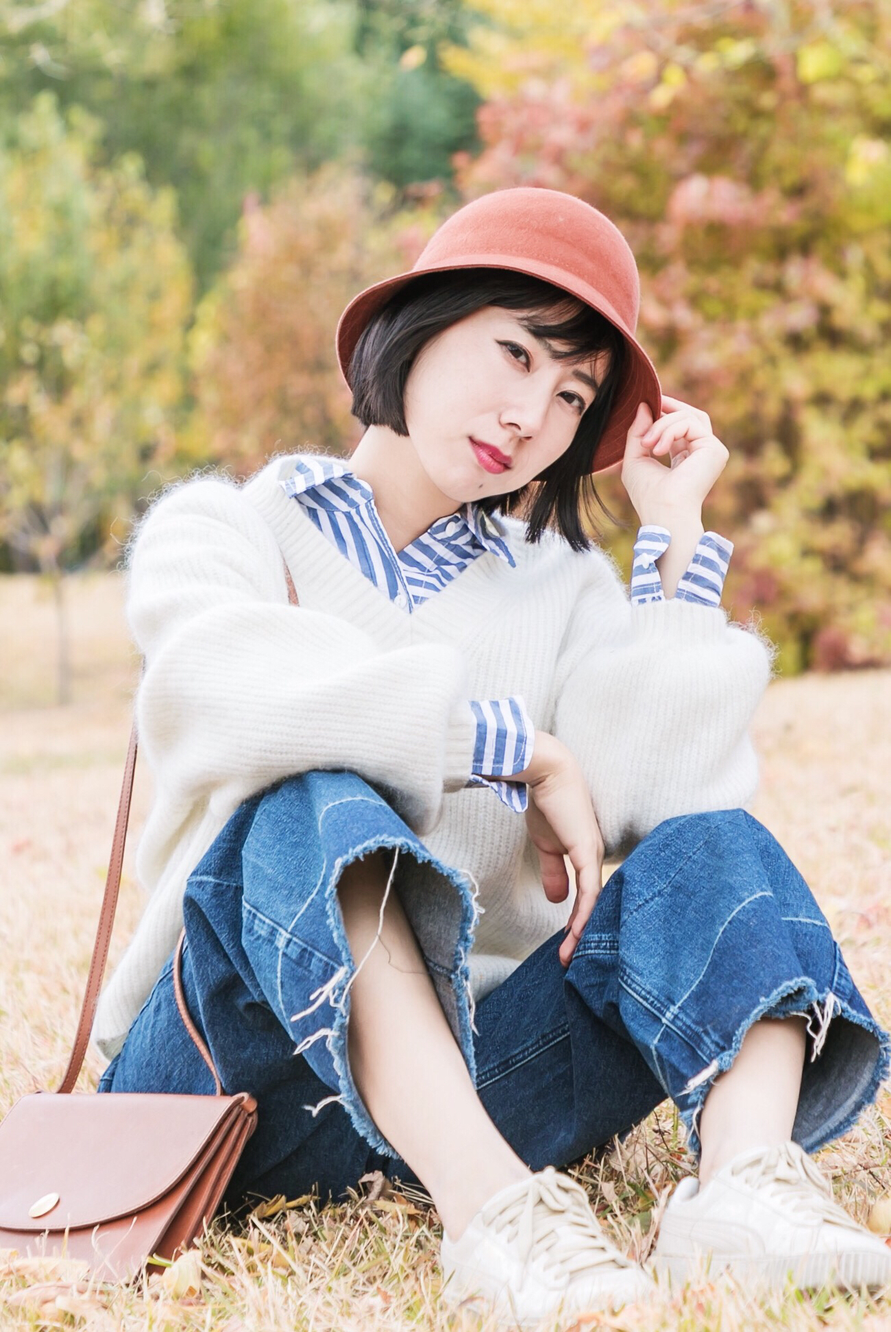 #2018最后一个月，这么穿秒脱单！#
今天尝试一下日系风～
宽大的毛衣内搭条纹衬衫，通过领口和袖口修饰细节，搭配宽松阔腿裤，里边穿好了秋裤一点也不冷。盆形帽和斜背包同色，也是最容易驾驭百搭的棕色系。