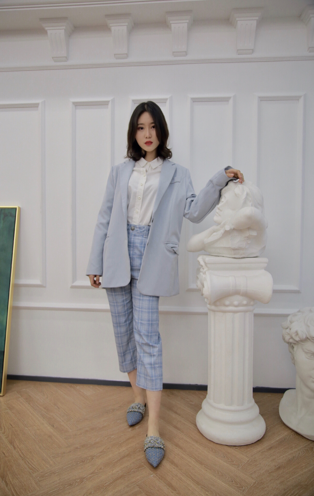#前方高甜！向少女感势力低头#
高甜的马卡龙色是少女的必备单品
衬衣➕西装裤 OL职业风满满
蓝色系的西装搭配是不是很少见呢？
清新又少女十足💙
