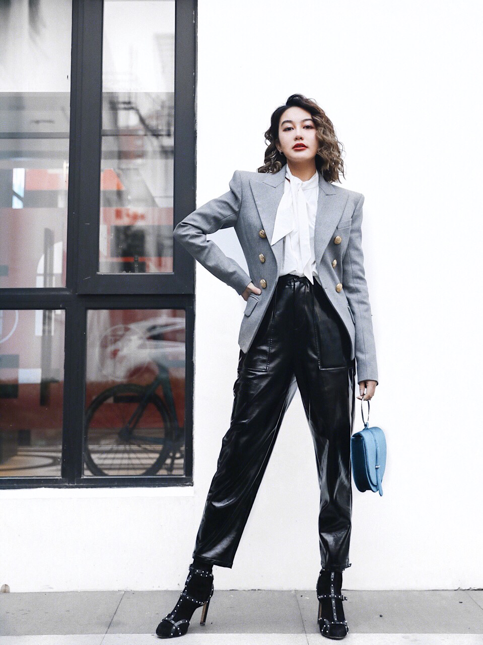 Sonya穿搭No.171| 冬日时髦look
▪️西装：Balmain 巴尔曼
西装星人入手的第一件BALMAIN，感觉，嗯，果真是我的衣服！
我平时穿小号，这个买的34码，蛮合穿的。
▪️衬衫：Isabel Marant 伊莎贝尔·玛兰
上一个look里的衬衫，最近的大爱，材质好，型很好，好百搭。
▪️裤子：Marisfrolg 玛丝菲尔
又有造型感又厚实的一条漆皮裤子，冬日大爱单品！
▪️包包：IRIDESCENCE New York
纽约小众品牌，最早的时候是看高圆圆背了他家的另外一款，种草极深！今年去巴厘岛的时候我就背了一个米色的，这个是我第二个他家的包包了。灰蓝色天鹅绒很适合冬天，款式也很时髦，喜欢！
▪️鞋子：Jimmy Choo 周仰杰
喜欢这款珍珠的设计，极为舒适好走路，真的穿上健步如飞！如果是尖头就更好了！
#圣诞节这样穿才有人约哦~#
#敬业的时髦精就是要美丽冻人#
#短发小姐姐chic感穿搭示范#