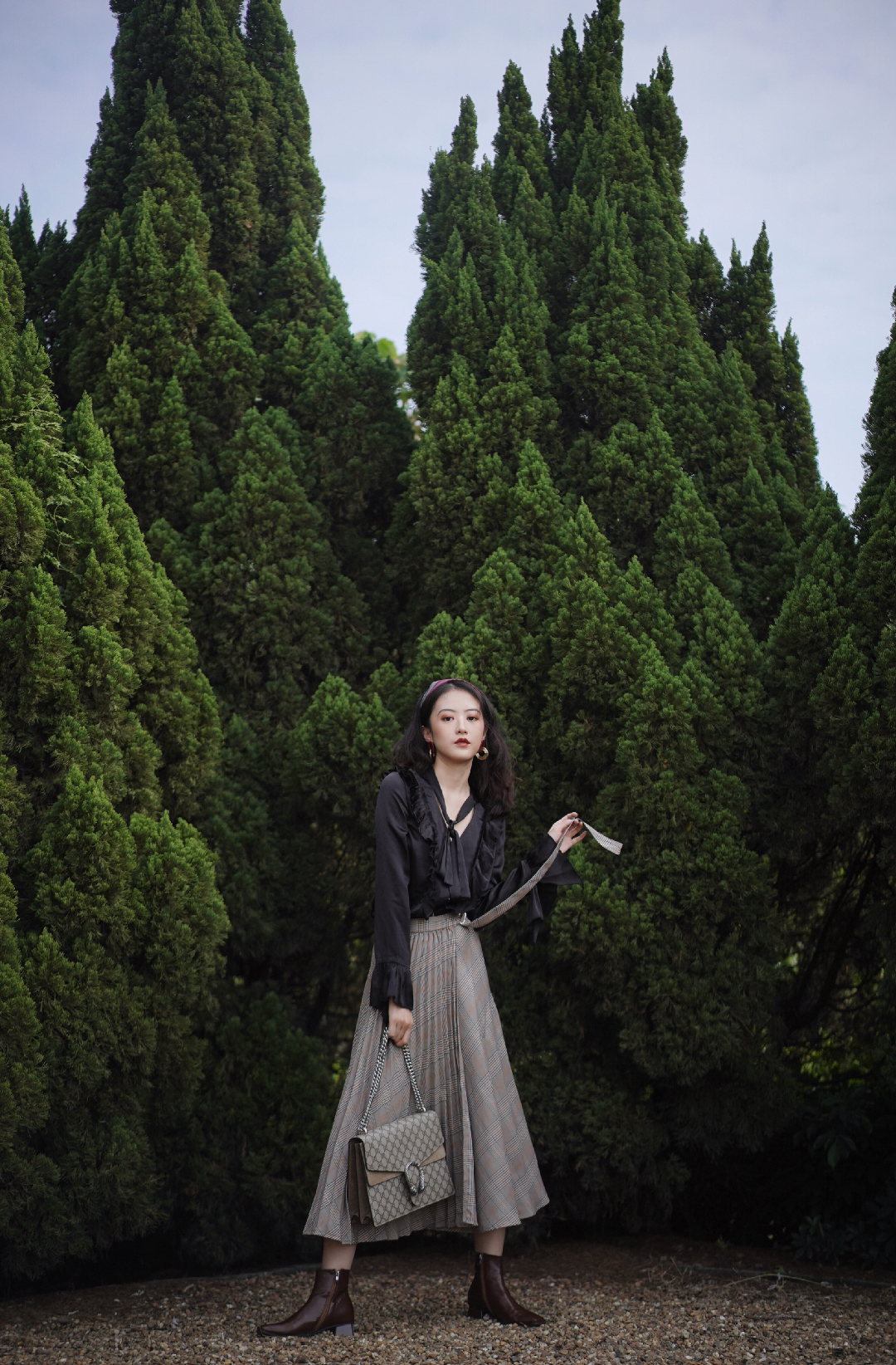 Rosse Look20
第一次尝试在头上扎小方巾，随着方巾面料来调整，或波西米亚或优雅而不失俏皮。
黑色衬衫细节繁多，整体华丽精致。
半裙经典，颜色和酒神包包非常相配。
这一套通勤约会皆相宜。
#厌世高级脸横扫<strong>时尚</strong>圈##秋冬穿<strong>长裙</strong>，小粗腿不用慌#