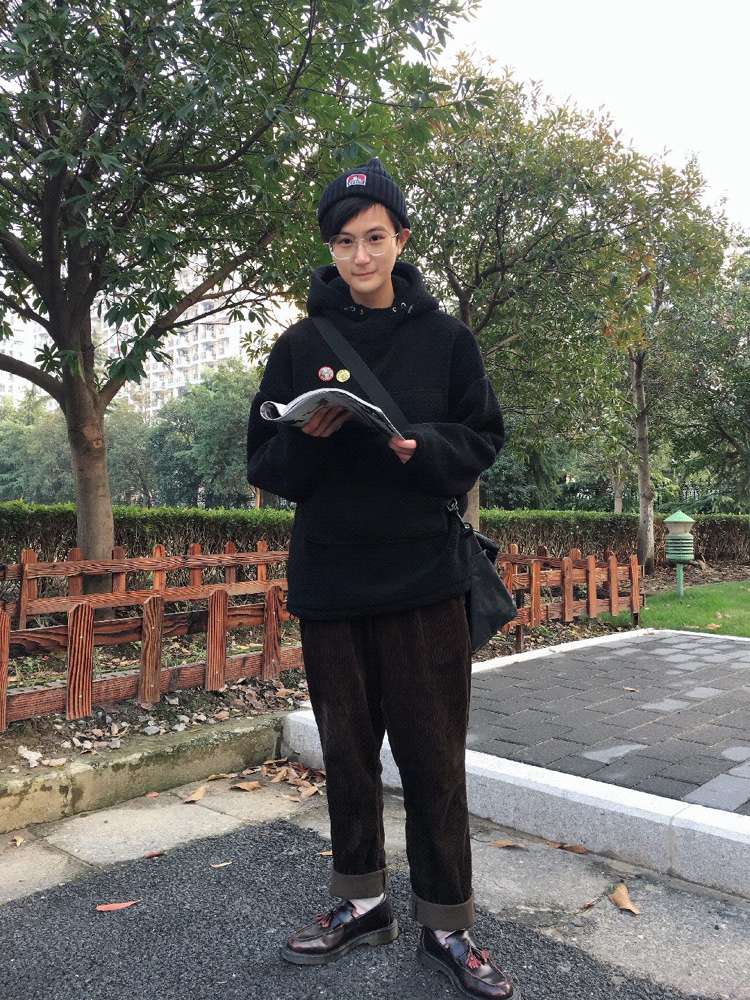 #日常穿搭#
私服分享
帽子：Bendavis
卫衣：Hare
裤子：Beams
鞋子：Dr.Martens
一套简单又好穿的中性日系搭配，品牌大部分都是来自美国和日本的潮流品牌。
作为美国工装的老牌，Bendavis的毛线帽分量十足。而上身这件来自日本品牌Hare的毛茸茸卫衣十分保暖，穿上很重，相当于一件棉衣上身了～裤子穿的是大家比较熟悉的Beams，扎了裤脚，日风满满，还不显腿粗。最后鞋子选用的是Dr.Martens的流苏小皮鞋，很好看哦～
全身上下采用的是一种深色渐变的色调，从黑到红棕，就看起来没有那么冷酷啦🤓