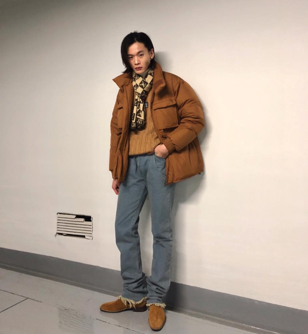 同色系搭配:
短款羽绒服＋毛衣＋上衣同色系鞋子
再配上百搭牛仔裤，青春感十足啦
冬日男友实穿搭配法则~
模特ins:kjs_jun
#请叫我同色系美学家#
