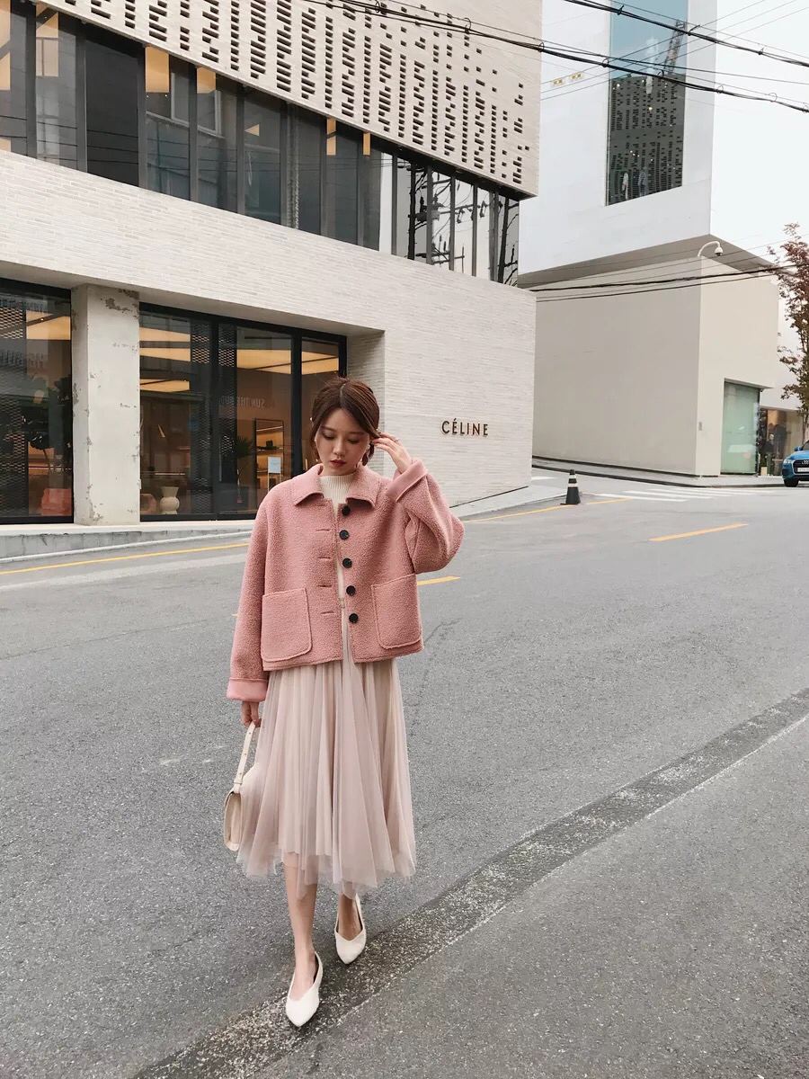 今日又是温柔系<strong>女</strong>孩~
卷毛绒绒小短款的外套+吊带蓬蓬连衣裙
每个元素都戳中我心呐～
质感的”泰迪”卷毛毛，暖暖的超温柔哒！
关于面料我向来要求都很高，不会让你们失望
羊毛的颗粒感灰常强，手感柔和，毛毛蓬松灵活
上身仿佛一只柔软可爱的小绵羊，活泼俏皮减龄，
简约的小翻领，单排扣的设计感，更加惬意休闲一点
两侧斜插袋也是满满地呵护小暖手哦~
搭配吊带蓬蓬裙/针织长裙，灰常有腔调~
整套搭配给人一种低调而优雅，充满了小<strong>女</strong>人味！#<strong>冬季</strong>存活打卡，是它们给了我勇气##分享我的2018年最爱<strong>穿搭</strong>#