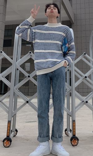 条纹毛衣依然要夸 质量炒鸡好 条纹显瘦 潮男必备呀！配上水洗蓝的牛仔裤 简直太好看了哈哈！天气正好 穿这套很舒服 #2018，请受我的温柔一刀~#期待!#冷空气又双叒叕来了，保命穿搭拿去！##大衣x高领，闭眼穿出高级感##匡威##潮##耐克#