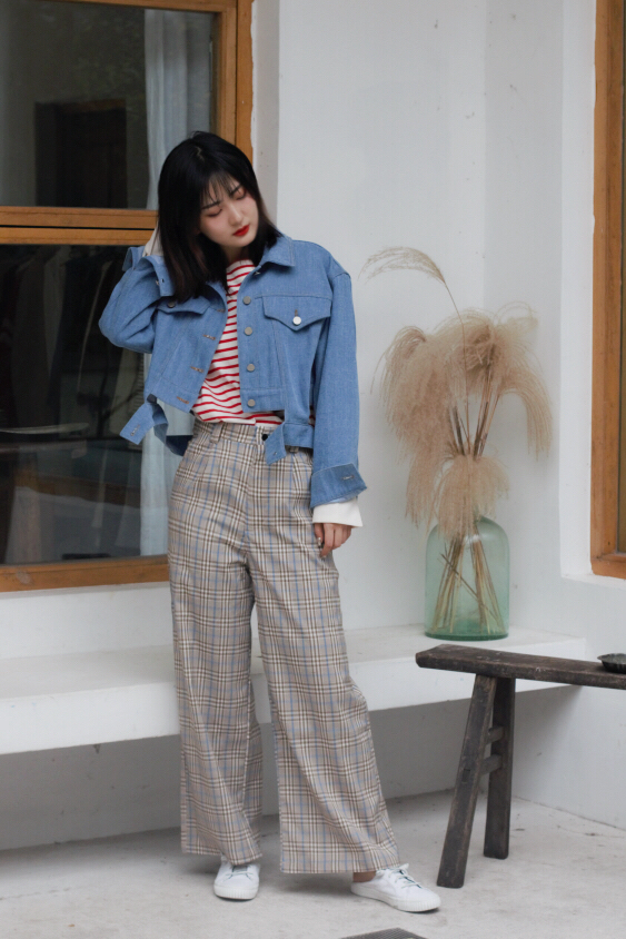 #Wconcept尤为全球时尚12.28上新#@Wconcept品牌主页 
📷叠穿显高的穿搭LOOK👖
非常中意的一件短牛仔外套，下摆非常有结构设计
选择高腰的阔腿格纹裤和条纹内搭做搭配
活力感满满，给我一个小挎包👜
可以郊游去啦～


取景地:拾堂的白屋。坐落于杭州九溪，一个复古艺术气息浓郁的拍摄空间，独特的老物件、光影感的空间、丰富的室内外场景，你的拍照理想地！