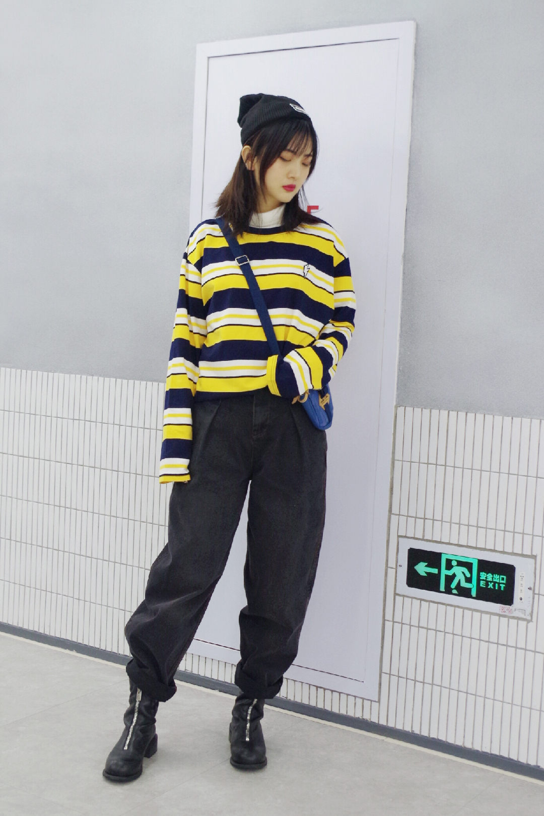 #1.5上新日 小众国潮正发声#
🐻日常出街look |
最近超爱的亮黄色条纹卫衣 非常炸的颜色
本来以为那hold住，结果上身意外的不违和
锥形萝卜裤➕靴子真的超帅气啦
而且这条高腰萝卜裤显腿长又藏肉！
给我锁死好吗🔒👋🏿