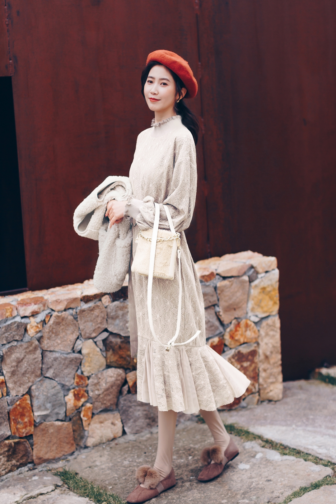 #2018深得我心单品榜#小清新甜美的小枫叶蕾丝裙，不要太优雅浪漫。好穿的直身版型，但是藏了一份温柔在裙边，流行的的双层鱼尾裙摆，精致浪漫，飘逸仙气。腰部的丝绒腰带，可以收腰分割比例，轻松显高显瘦，冬天穿裙子也可以美美哒。外面<strong>搭配</strong>浅色系<strong>羽绒服</strong>，搭起来真的超好看哦☺