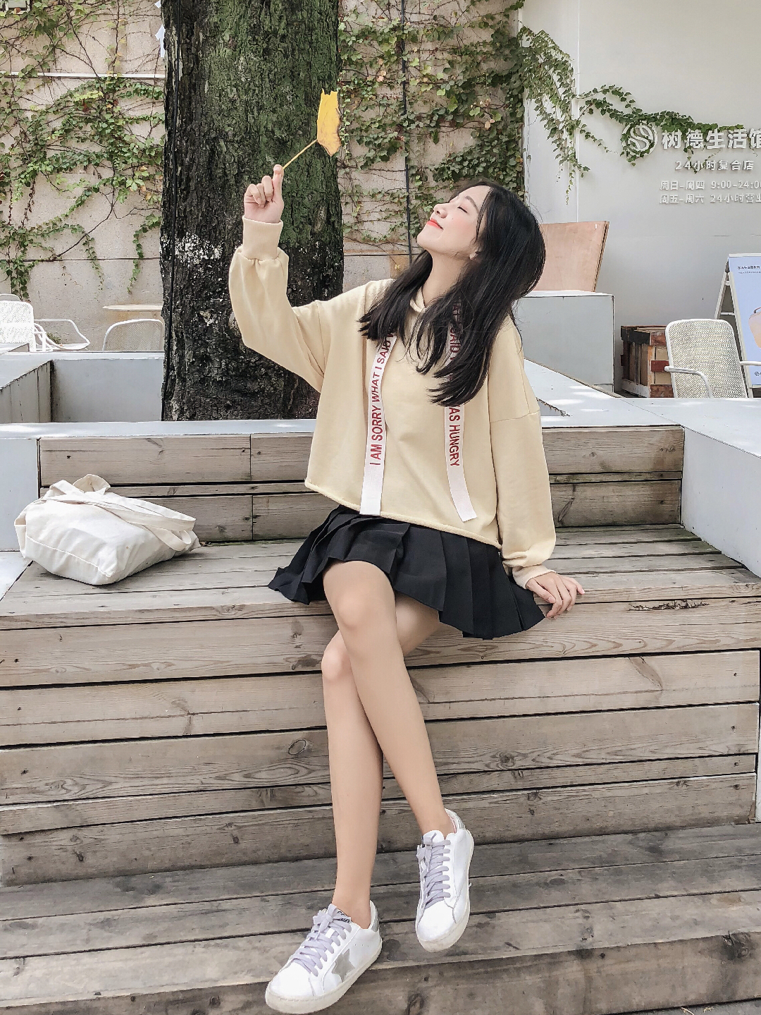 #露腿是我最后的倔强##这样穿！婆婆妈妈才会喜欢你哦~##2019年黄皮<strong>穿衣</strong>指南#
秋冬穿搭/ 给大家介绍一个我认为的万能内搭
卫衣<strong>搭配</strong>百褶裙
外面无论是大衣还是棉服 无论是长款还是短款
全部轻松get ！
怕冷的小姐妹可以入一条光腿神器 保暖防冻！
这款卫衣我穿的是加绒的，保暖性很高，很带设计感的一件卫衣