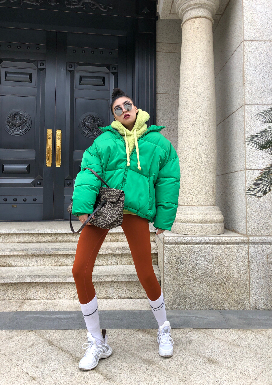 #浪不动了，我先穿为敬##裹严实了，你妈还有5秒到达战场！##2019年黄皮穿衣指南##这件<strong>女</strong>明星羽绒服我也有#
今日之配色亮眼大作战
一身的配色毫无违和感 重点是你敢穿
敢搭 这件羽绒是ZARA买的今年<strong>流行</strong>色
看起来就很舒服夺目 人群中想不看到你都好难
<strong>裤子</strong>我穿了超级厚实的legging颜色也选用了橙红色亮色大法 堪比口红大热色
内搭不用看了 上个季度出的超厚实毛绒绒卫衣
高级配色的搭配只需要你用心
