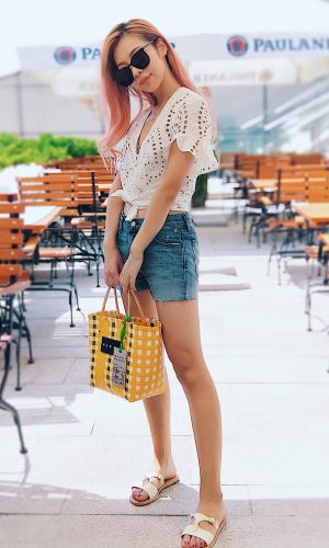 旅行穿搭|清凉一夏的度假风

⭕️今日穿搭重点：清凉

🔺上衣：zara 实体店
      价格：199
镂空的小飞袖特别的可爱
想要休闲一点
就在腰间扎个蝴蝶结🎀
俏皮又可爱
夏天既凉快又时髦
价格也亲民

🔺短裤：J Brand 臭臭爱残残轻奢潮牌店
这个牌子做牛仔裤特别专业
裁剪和面料都很注重
边缘就是简单的裁剪效果
显得特别自然
我穿的23码，有一丢丢大
因为是低腰所以也没有关系

🔺鞋子：Ancient greek
希腊手工凉拖
99%牛皮 1%橡胶
平底很舒适
夏天穿这种特别方便

🔺包包：marni