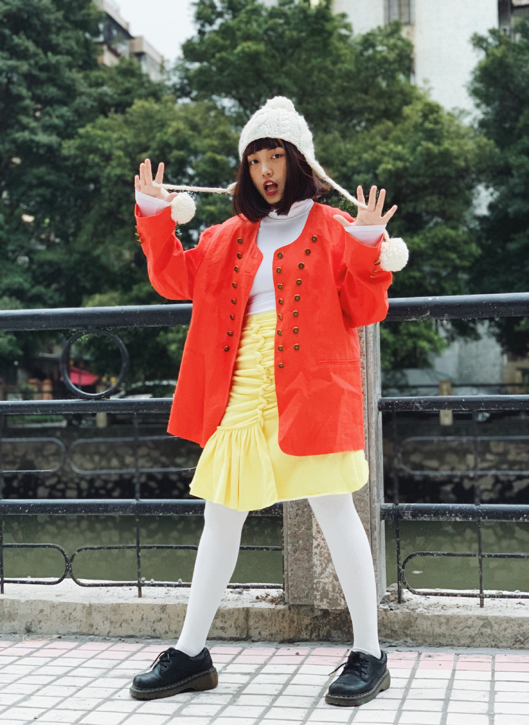 #寒冬已被暖洋洋的色调捂暖##任性！上身冬季，下身<strong>夏季</strong>#
番茄炒蛋撞色系<strong>搭配</strong>，复古西服搭抽褶短裙，亮眼冬天，不再沉闷haha