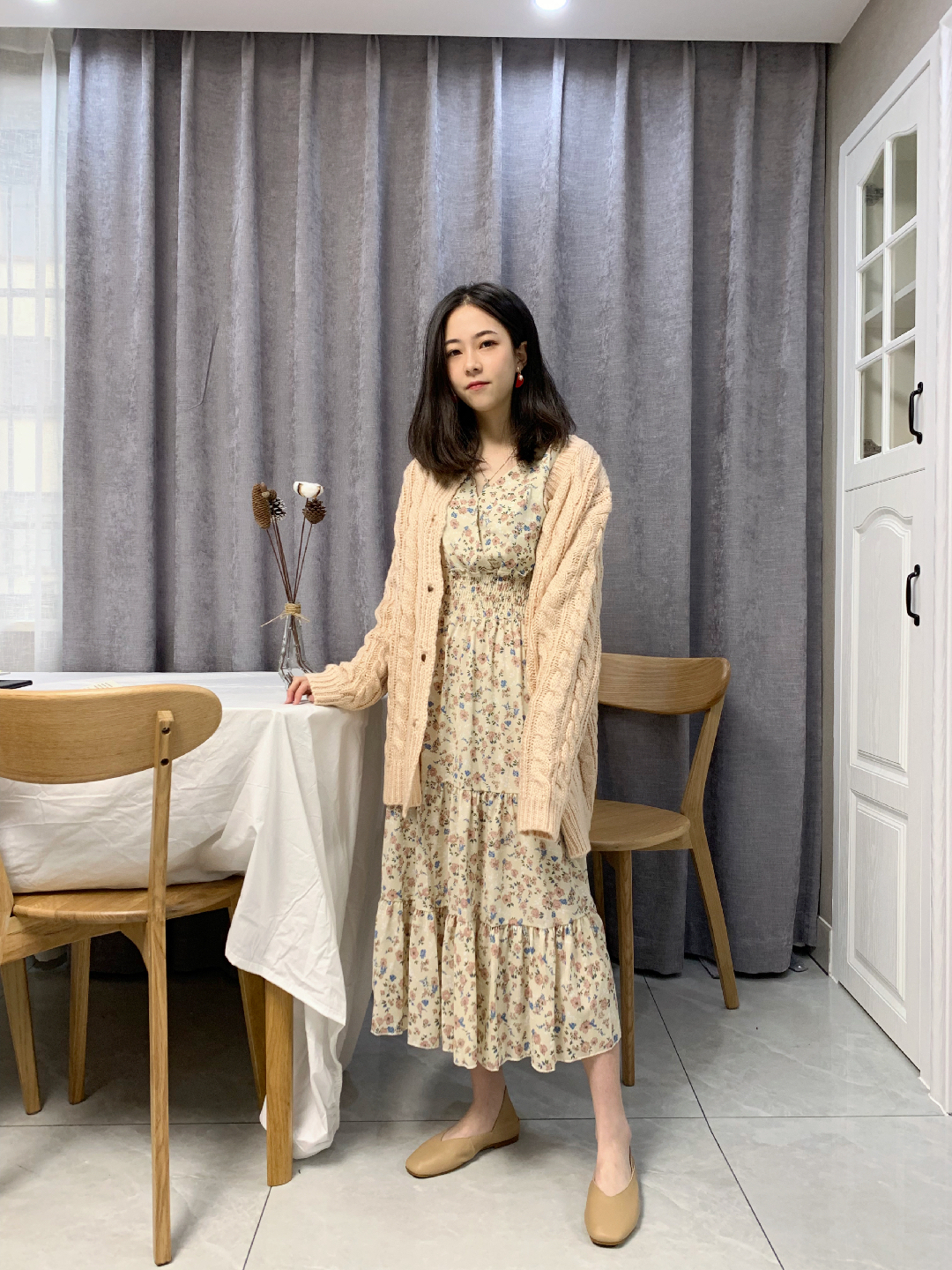 超级仙气的女神裙来了，小碎花就很适合20岁的女孩.每个女孩都应该拥有一条这样的<strong>裙子</strong>吧，<strong>搭配</strong>浅色的针织外套，太好看了啊.#三分钟！我要这件<strong>毛衣</strong>的所有信息##第一眼女神就靠这一身！##横冲直撞20岁##MOGU STUDIO#