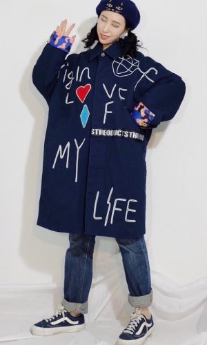 #我的年度最爱外套盘点#
海军蓝是低调又自带高级气质的颜色，融入到风衣单品中，凸显出沉稳干练气场。宽松挺括的造型搭对身材包容度很大，并能轻松穿出强大气场。个性字母和图案点缀其上，与袖口丰富块元素相呼应，增添满满设计感和活力，更增视觉吸引，也更为时髦。