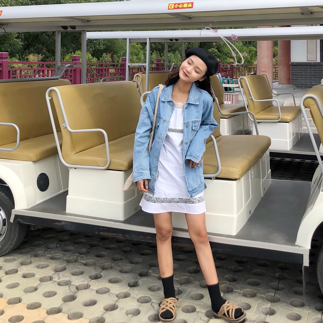<strong>牛仔</strong><strong>外套</strong>简直每个女孩寄必不可少的一件啦 面料摸起来非常酥胡滴啦～ 内搭白色的吊带裙 元气少女本人了好叭哈哈哈哈 自恋一下 <strong>搭配</strong>高腰袜 学院风 韩风妥妥的安排一下哈哈哈#开春第一件<strong>裙子</strong>我准备好了##阔腿裤+短<strong>外套</strong>，换季再不怕尴尬#