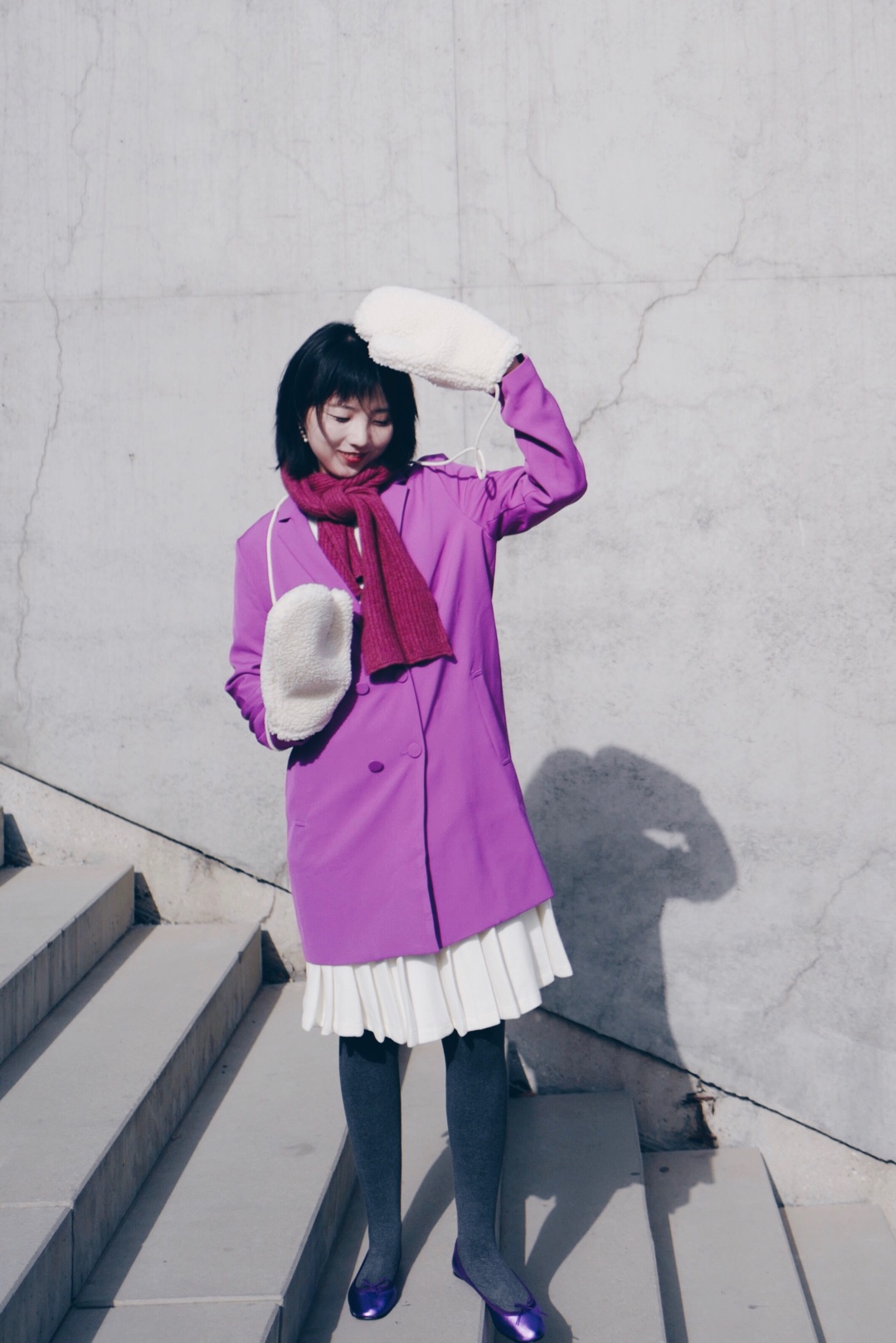 【灰紫过年Look】
灰色大衣：日本NINE
白手套白裙子：twoi
紫色西装：icy
白内搭：simnice
皮鞋：repetto

紫色look也可以增加过年的喜庆劲儿！毕竟浓艳嘛热闹！除了紫色鞋子和紫色西装的呼应，其他元素都选择的低调低调的白灰色，让整体更稳一些哈～今年的福字贴完啦你们福气宝宝了没！#开春第一件裙子我准备好了#
