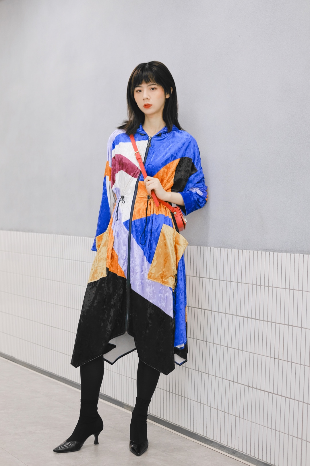 #告别家门,个性穿搭全安排上!#
#<strong>有耳</strong>新春系列2.16上新 #
酷酷的混搭色块
让你一件学会混搭惹！
适合新手和懒人
随便搭一双高跟鞋和小挎包
你就是高冷小姐姐