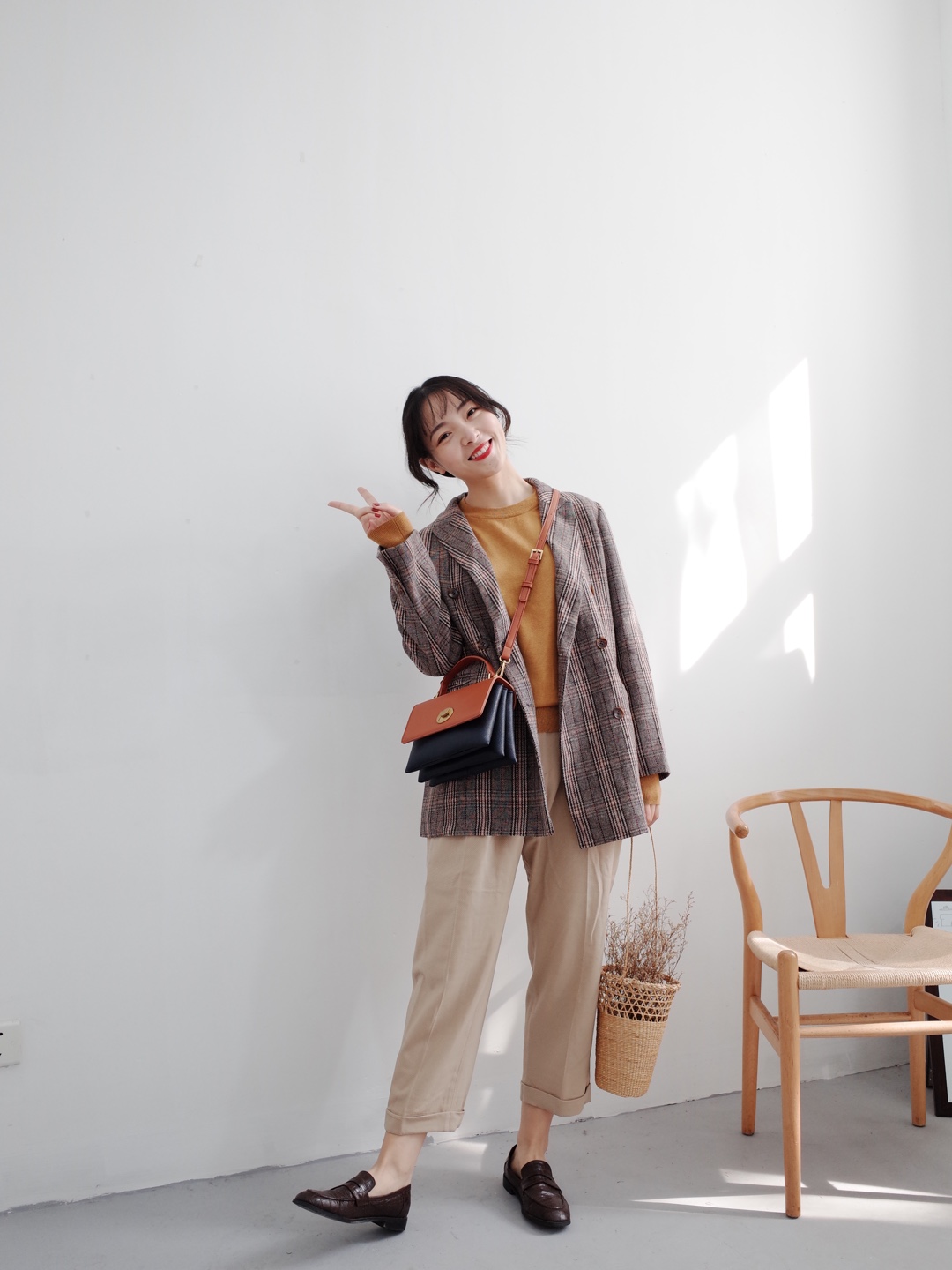 宽松版型的西装裤极显瘦，上身搭配了一件同色系格子西装外套。
包包我也选择了复古有腔调的颜色，两种颜色的拼接层次感十足，不会显得单调。
整身Look复古味的同时又带点中性。#搭配万金油：你只需一件西装#