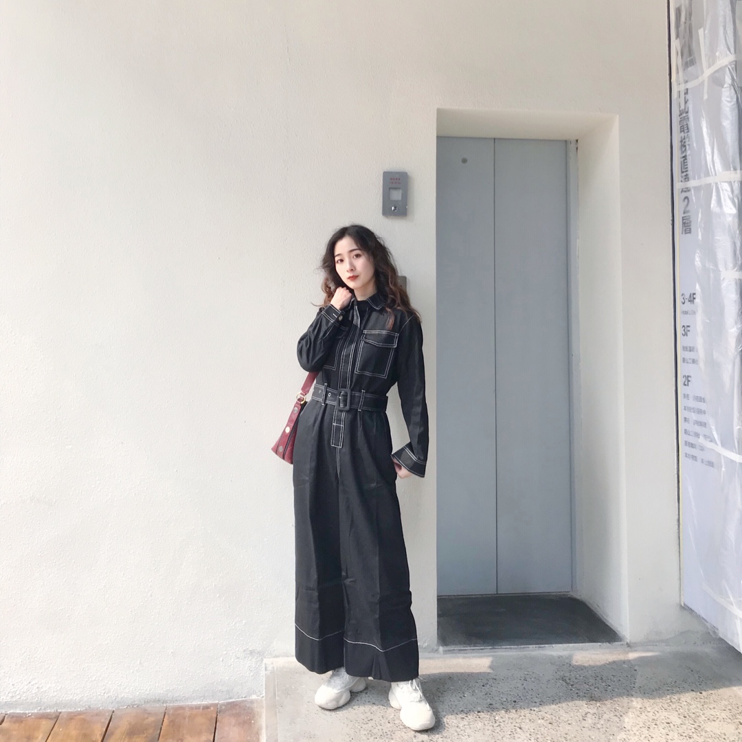#开春穿上阔腿裤的我，真香！#工装连体阔腿裤套装 简直不要太❤️爱 黑色的低调气质 🖤搭配红色的包 吸👀睛十足 all black🍷气质款 气场全开 💥
