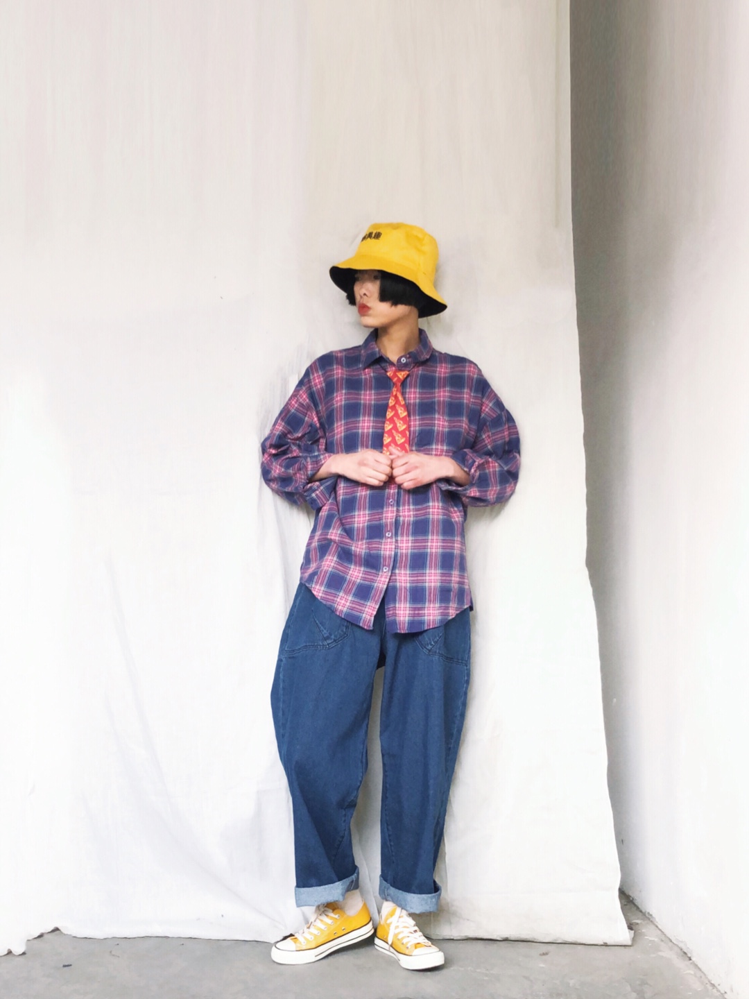 #这才是3月春天的限定颜色呀#
#韩系ins穿搭，这招学好打遍天下#
上衣：紫色格纹衬衫，春天就要穿亮色出门才有生机勃勃的气息，小提示：衬衫和领带最配哦
下装：牛仔<strong>哈伦裤</strong>，宽松版型，慵懒酷酷的韩系风
小心机<strong>搭配</strong>：黄色帽子<strong>搭配</strong>黄色帆布鞋，黄色紫色撞色