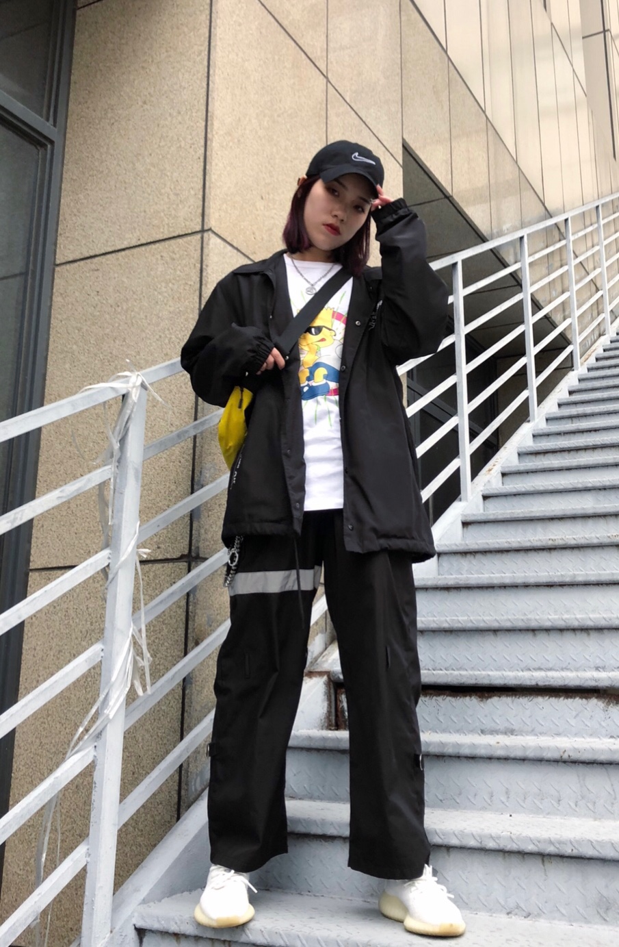 👔:ELEC➕OFF WHITE
👖:淘宝店购入
👟:Adidas
👒:Nike
这一身黑白➕印花搭配 冷酷风中带点活力 这件薄外套性价比也很高哦 春天必备
偷偷告诉你们 穿一条黑长裤 会显腿长 喜欢的盆友可以参考下哦
#忽冷忽热，必须手持薄外套！#
