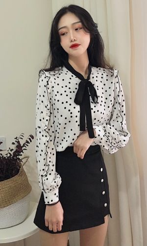 显嫩套装来啦～
波点必须是今年流行款啊～
波点的上衣 配上领口的蝴蝶结 不要太可爱
#韩系上身，春日完美开场#
#选裙子拍照好看才最重要呀！#