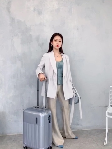 七北 look ||
LAB BY CHEN系列推进
这次是灰绿色吊带 荷叶边更加增加了淑女感 性感又有气质的存在 收腰超级显瘦哦
西装外套是今年的热款哦 灰色更高级显气质哦 腰部做了微松紧设计超级好看了
搭配高腰阔腿拖地裤子更加高级感十足 
包包是UNITUDE 款式别致很高雅
#旅行style把时髦装”箱“#