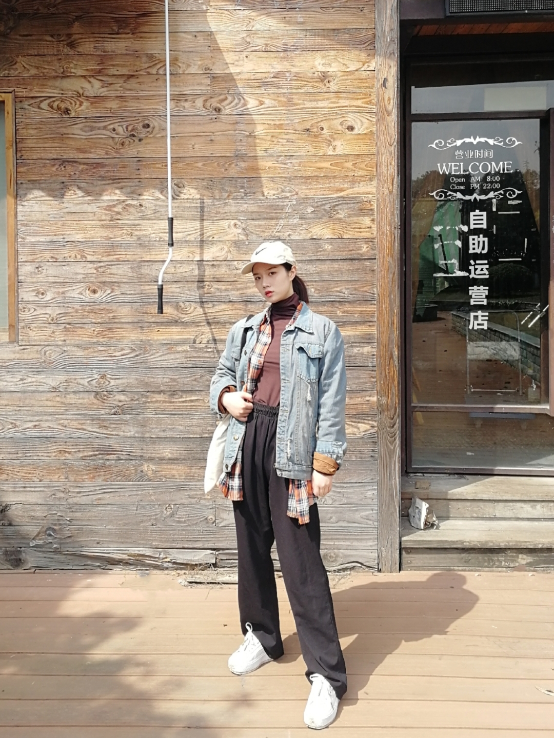 #牛仔这个「蓝」朋友你值得拥有！#

77_Look✨
分享季节交替时超实用的叠穿大法💕
💙棕色打底+棕黄色格子假两件+牛仔外套！超有层次感 时髦感！！！短牛仔外套 无形中拉长比例 格子衬衫永不过时！
💙黑色拖地长裤～小个子穿上也能腿长一米八！🙈超百搭单品
💙搭配 耐克棒球帽 外出防晒必备！PUMA白色板鞋 运动百搭又增高！白色字母布包！能装！
这身穿搭主打时髦又实用！你就是就条gai最酷的崽🕶