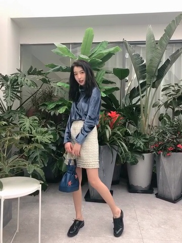 #升温了,大长腿我先露为敬#这个包臀裙真的超显身材超显腿长哦，当你有一件花花绿绿的上衣又不知道搭什么的时候就可以穿这条小裙子啦，有一个穿搭原则分享给大家，上繁下简。这条裙子也不是纯白的就不会显得过于单调～