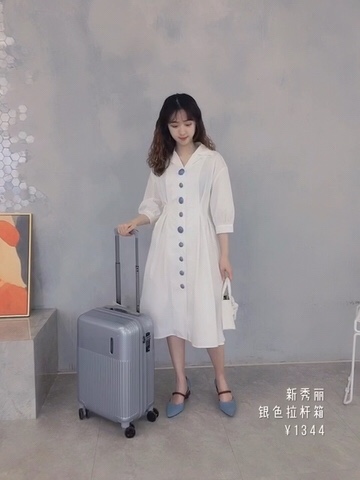 #旅行style把时髦装"箱"#
白色连衣裙非常的有设计感
收腰设计显腰身
扣子设计也很特别
一身蓝白配色干净清爽