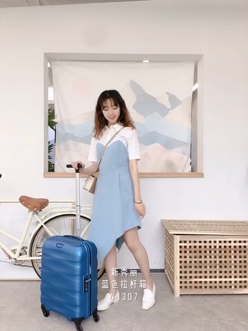 #今春流行色指南#
衬衫+吊带裙
是很简单又实用的搭配
蓝白配色非常清爽好看