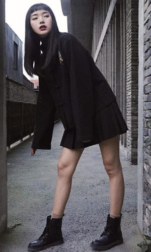 #小个子开春衣柜大换血#
山藥家这件衣服我吹爆！！！盘扣和宽袖设计灰常具有中国风，肩头上的刺绣图案真真儿俏皮可爱～面料也舒适透气，穿着别有一番风味～爱了爱了！搭配同色百褶短裙，露出曼妙大长腿嘻嘻～脚踩马丁靴，整套look又嗲又酷又具传统韵味呢！